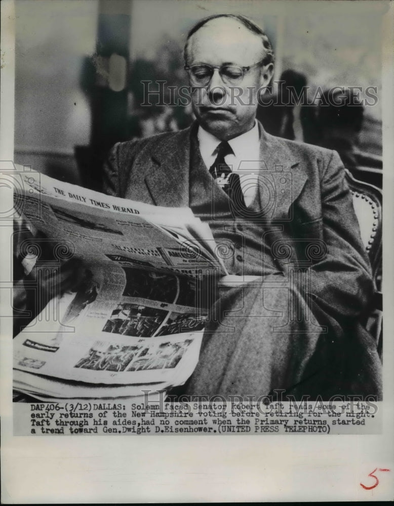 1952 Press Photo Senator Taft Reads Early Returns of the New Hampshire Voting