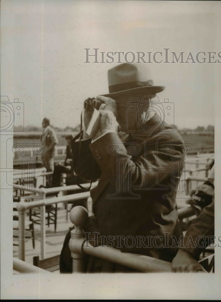 1937 Press Photo J.F. Curry Former Tammany Chieftan Watch Horses Run In KY Derby- Historic Images