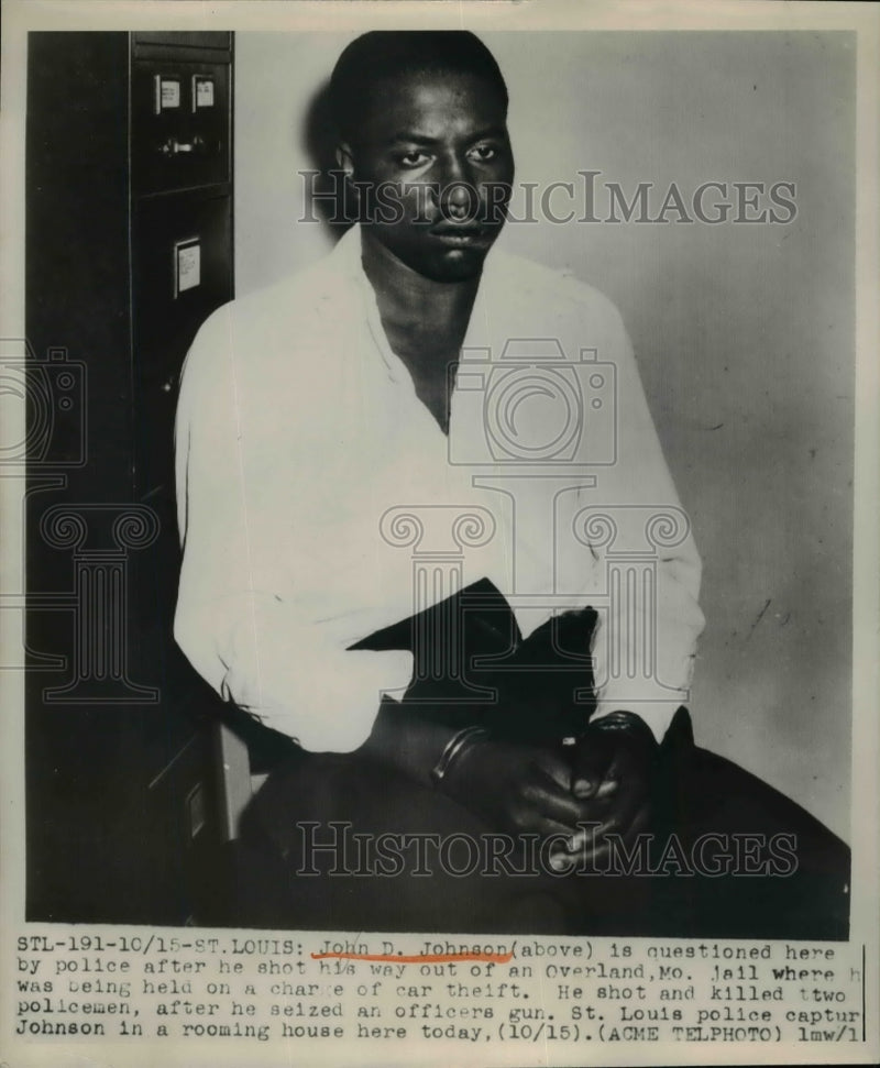 Load image into Gallery viewer, 1940 Press Photo Police Question J.D. Johnson After He Shot His Way Out Of Jail
