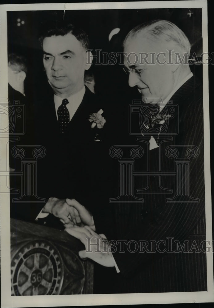 1945 Press Photo Frank Gannett tosses hat in presidential ring - nef11203