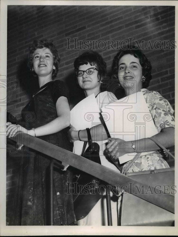 Load image into Gallery viewer, 1961 Press Photo Nancy Smith, Sandra Boris and Ann Sullivan of Parma Heights
