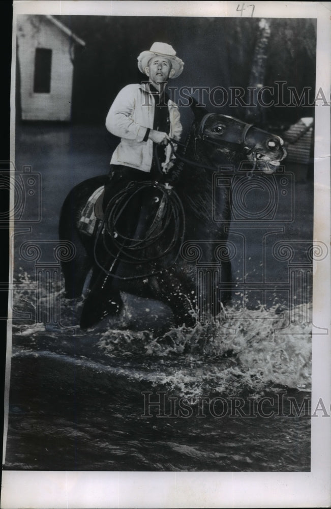 1950 Press Photo Horse on means of locomotion at the flooded area in Houston