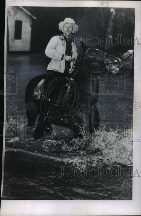 1950 Press Photo Horse on means of locomotion at the flooded area in Houston