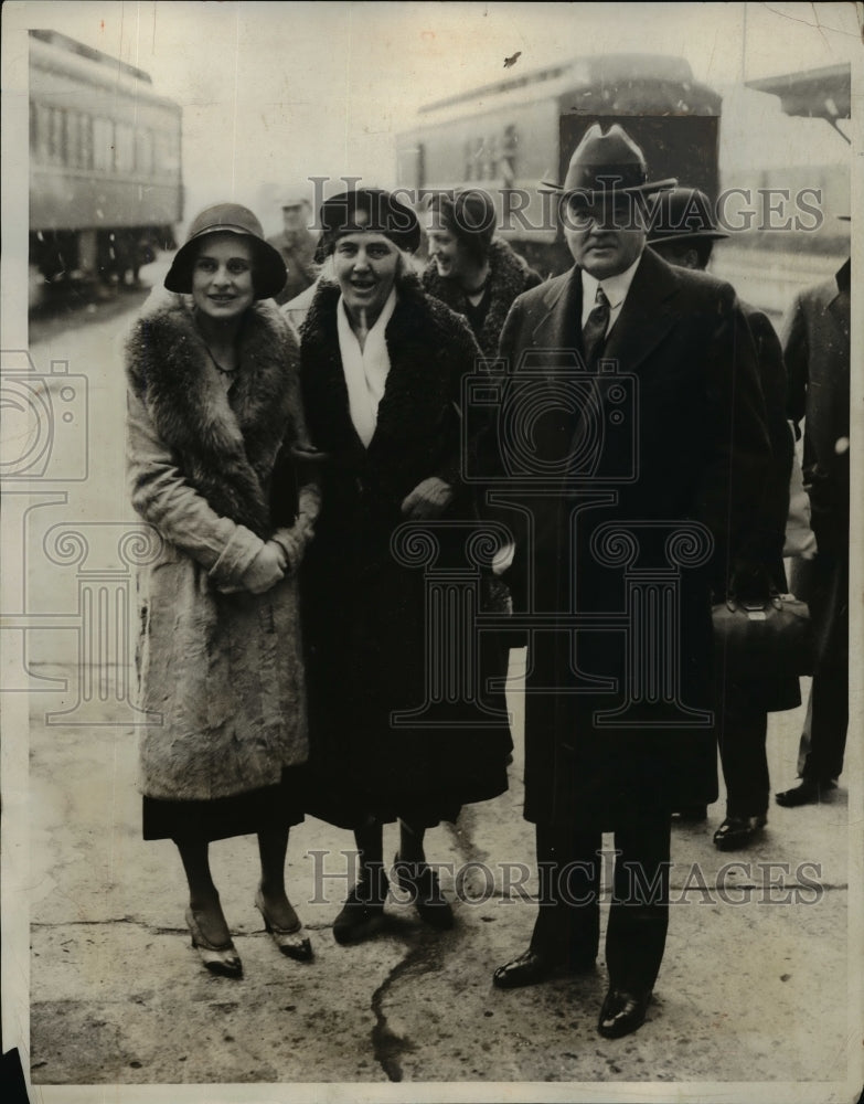 1931 Press Photo President Hoover Visits Son Recuperating From Infection