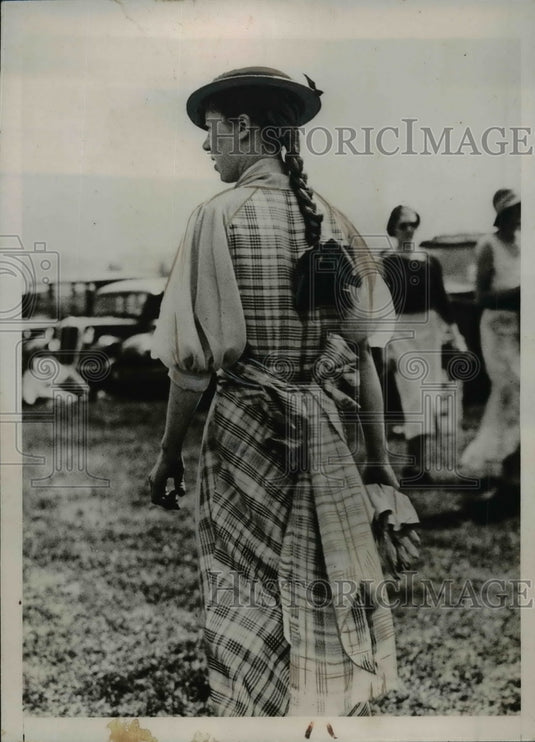 1935 Press Photo Visitors Pigtail Attracts Attention At Annual Air Force Pageant