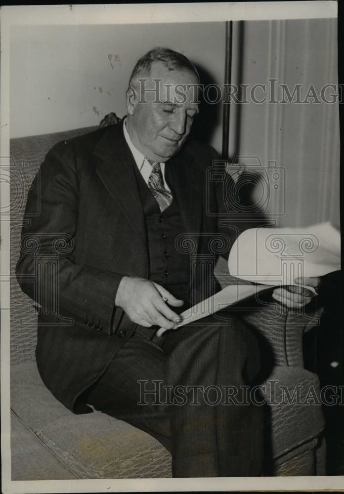 1936 Press Photo Frank Lowden of Illinois Looks Over An Ideal Farm Plank