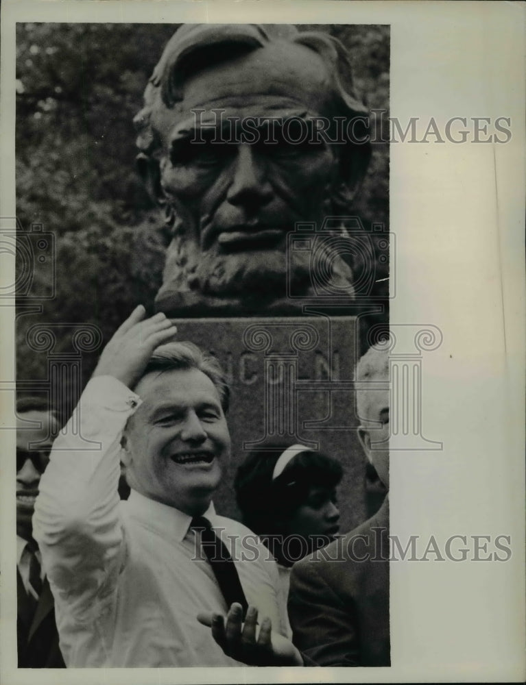 1964 Press Photo Gov.Nelson Rockefeller of N.Y greets crowd at Park in Cleveland