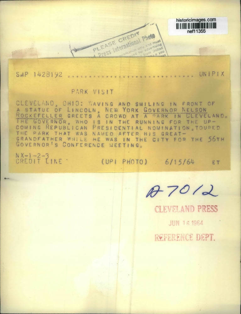 1964 Press Photo Gov.Nelson Rockefeller of N.Y greets crowd at Park in Cleveland