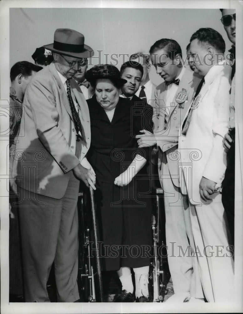 1952 Press Photo Sen.Robert Taft help his wife down the ramp of Private Plane