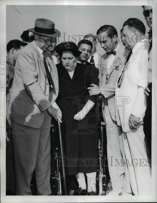 1952 Press Photo Sen.Robert Taft help his wife down the ramp of Private Plane