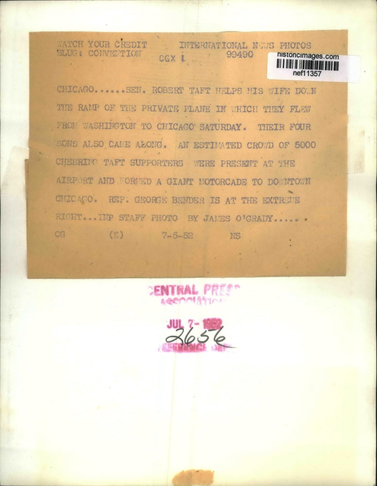 1952 Press Photo Sen.Robert Taft help his wife down the ramp of Private Plane