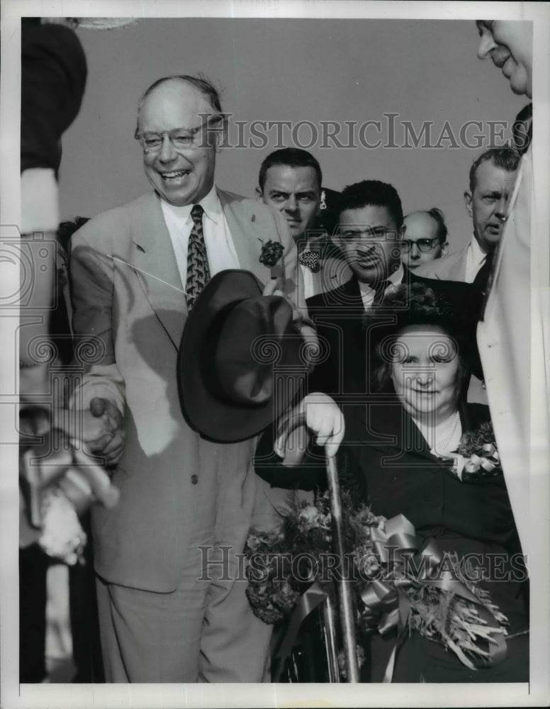 Load image into Gallery viewer, 1952 Press Photo Sen. Robert A. taft and wife arrived at Chicago for Convention
