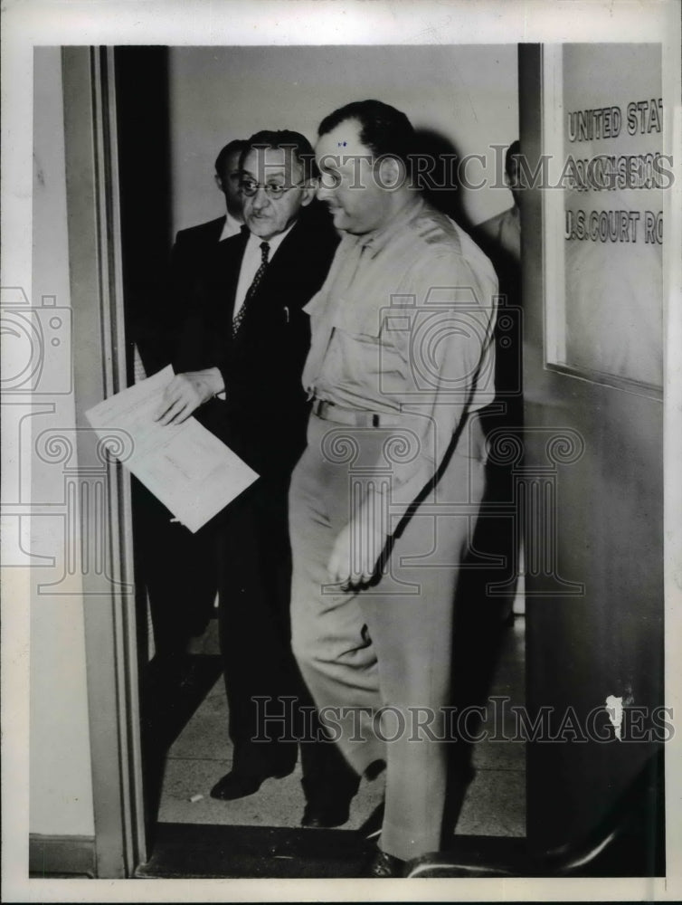 1944 Press Photo Marshall Sam Rusha escorted Archie Goldstein in Court