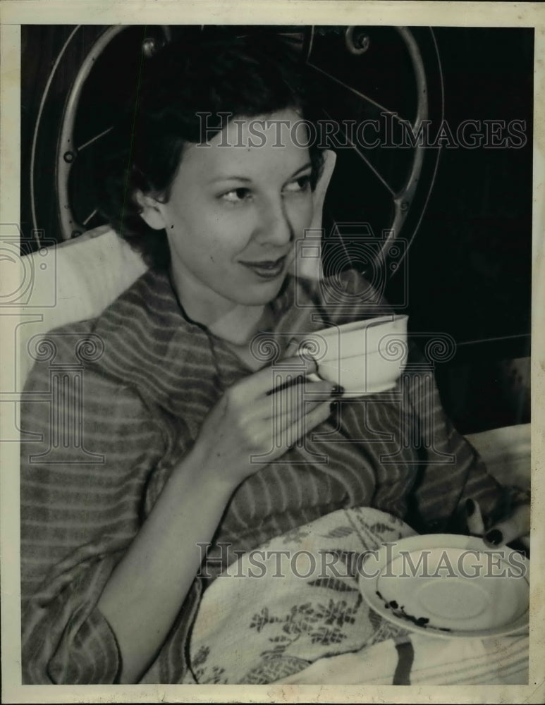 1941 Press Photo Lilliah Hill sips a cup of coffee in bed after kidnapping