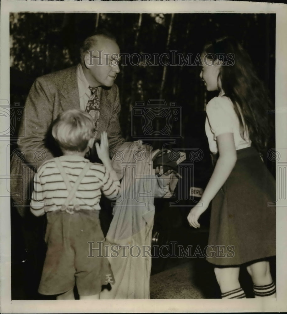 1948 Press Photo Thomas Headen Released By Reds In Germany Berlin - nef11469