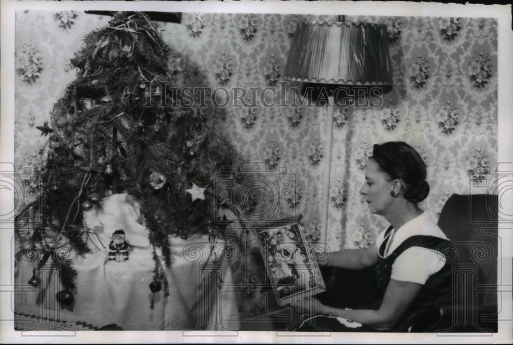 1955 Press Photo Mother Keeps Christmas Lit 5 Years Believing Her Son Is Alive