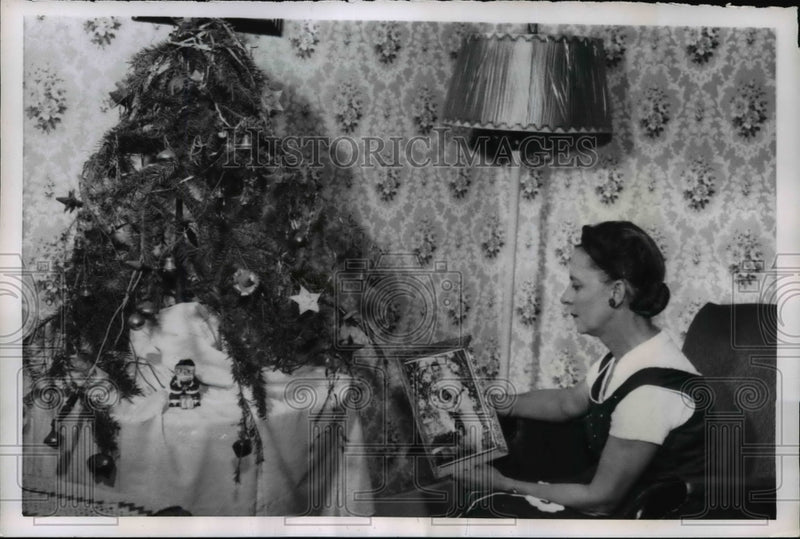 Load image into Gallery viewer, 1955 Press Photo Mother Keeps Christmas Lit 5 Years Believing Her Son Is Alive
