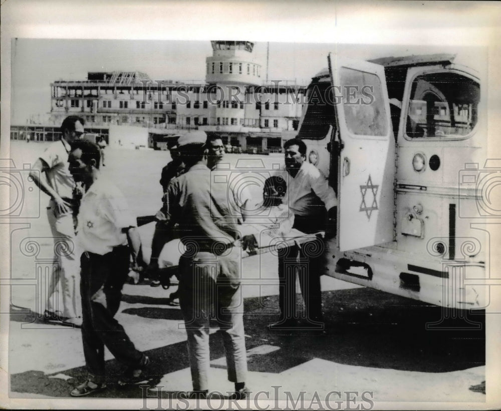 1967 Press Photo Wounded Jordanian prisoner carried to aircraft - nef11608- Historic Images