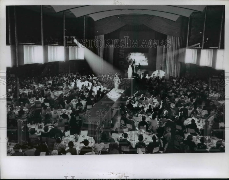 Load image into Gallery viewer, 1967 Press Photo Junior League Fashion Show - nef11630
