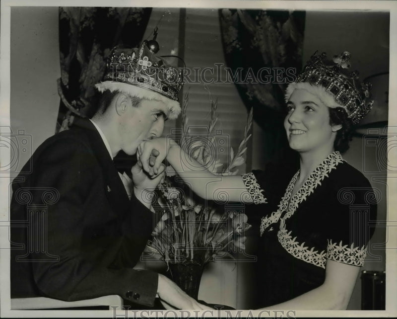Load image into Gallery viewer, 1940 Press Photo Mr. &amp; Mrs. Thomas Phelps of St. Louis Wins Ideal Couple
