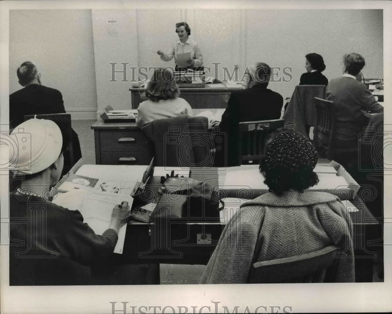 Load image into Gallery viewer, 1960 Press Photo Mrs Marian Fraunfelter Technical Officer Instructs Census Class
