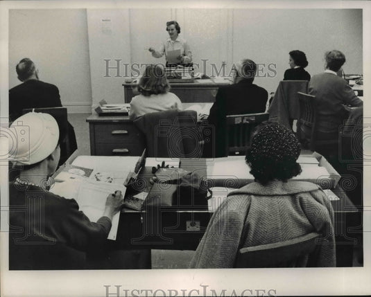 1960 Press Photo Mrs Marian Fraunfelter Technical Officer Instructs Census Class