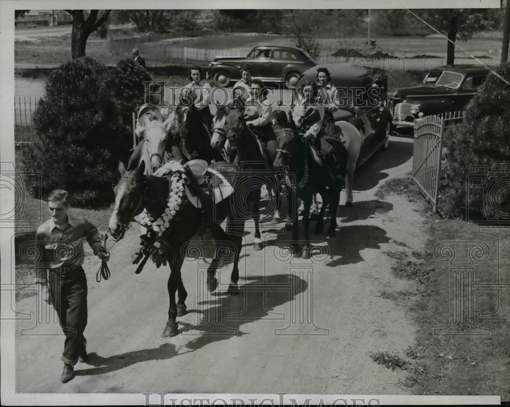 1941 Press Photo Riderless Horse Leads Funeral Procession of Mrs. Sonja Moore