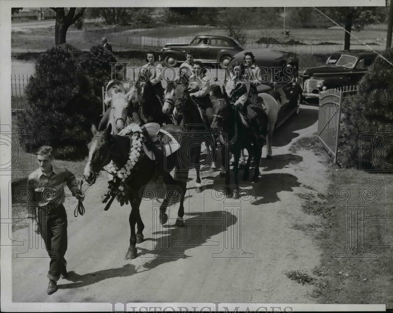Load image into Gallery viewer, 1941 Press Photo Riderless Horse Leads Funeral Procession of Mrs. Sonja Moore
