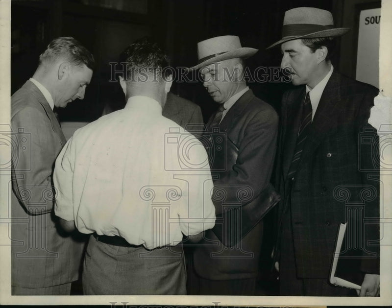 Load image into Gallery viewer, 1942 Press Photo Reporters Quiz Newsmen About A Midway Battle Story - nef11835
