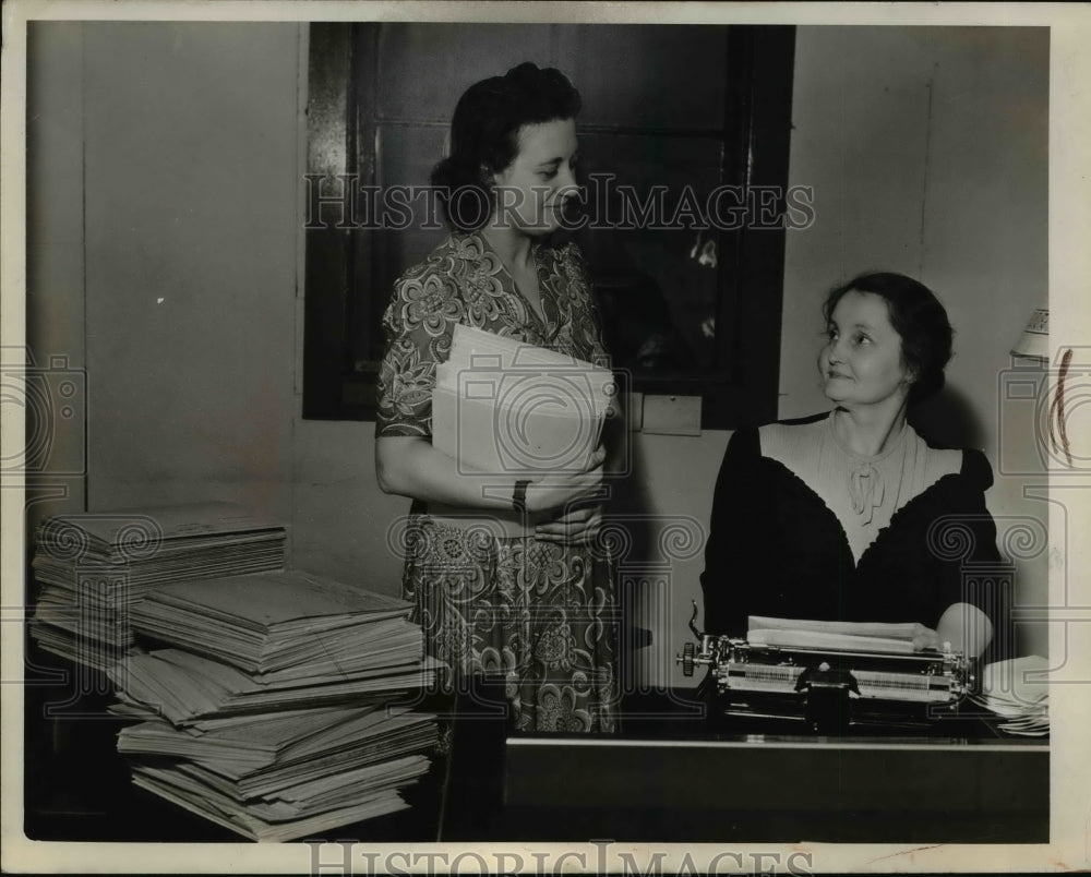 1942 Press Photo (L-R) Miss Marie e. Isack and Mrs. Mary Jamison - nef11843