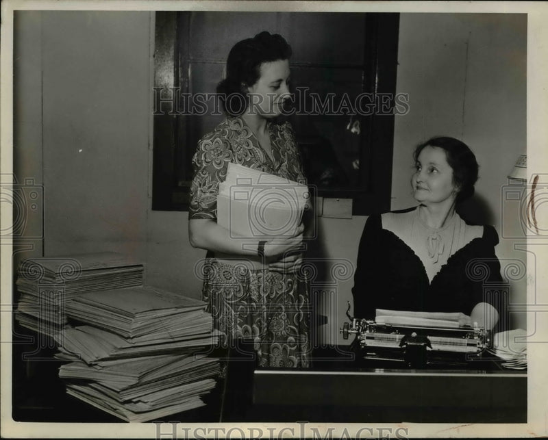 Load image into Gallery viewer, 1942 Press Photo (L-R) Miss Marie e. Isack and Mrs. Mary Jamison - nef11843
