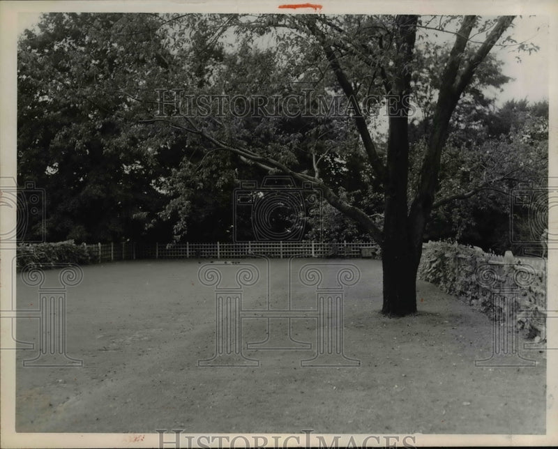 Load image into Gallery viewer, 1950 Press Photo Lawn Bowling On Leonard Hanna Estate - nef11853
