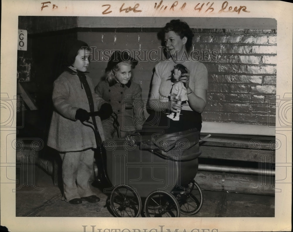 1943 Press Photo Barbara Ann Buvigoyne Mary Frances Hays and Mrs. R.W. Linda PTA