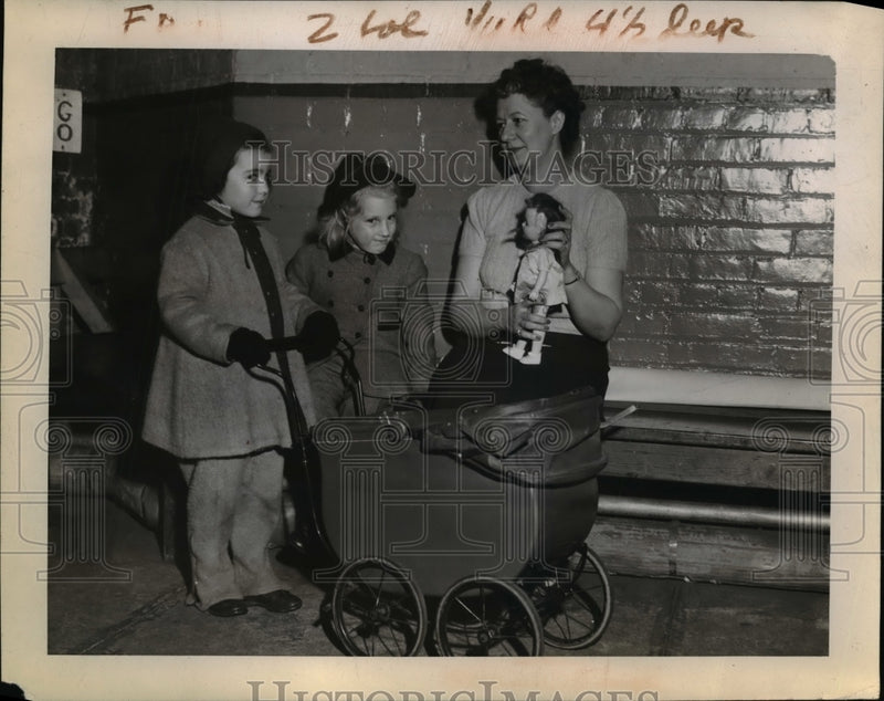 Load image into Gallery viewer, 1943 Press Photo Barbara Ann Buvigoyne Mary Frances Hays and Mrs. R.W. Linda PTA
