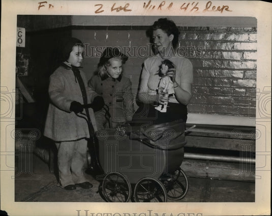1943 Press Photo Barbara Ann Buvigoyne Mary Frances Hays and Mrs. R.W. Linda PTA