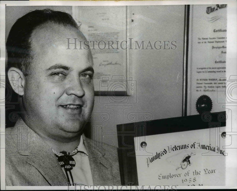 Load image into Gallery viewer, 1960 Press Photo Dwight Guilfoil To Accept Handicapped American Of The Year
