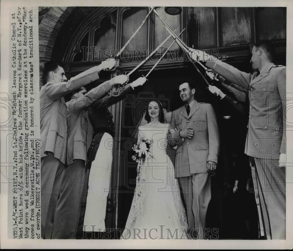 1951 Press Photo 2nd Lt. Charles McIntosh with his bride Margerat Hardart of NY
