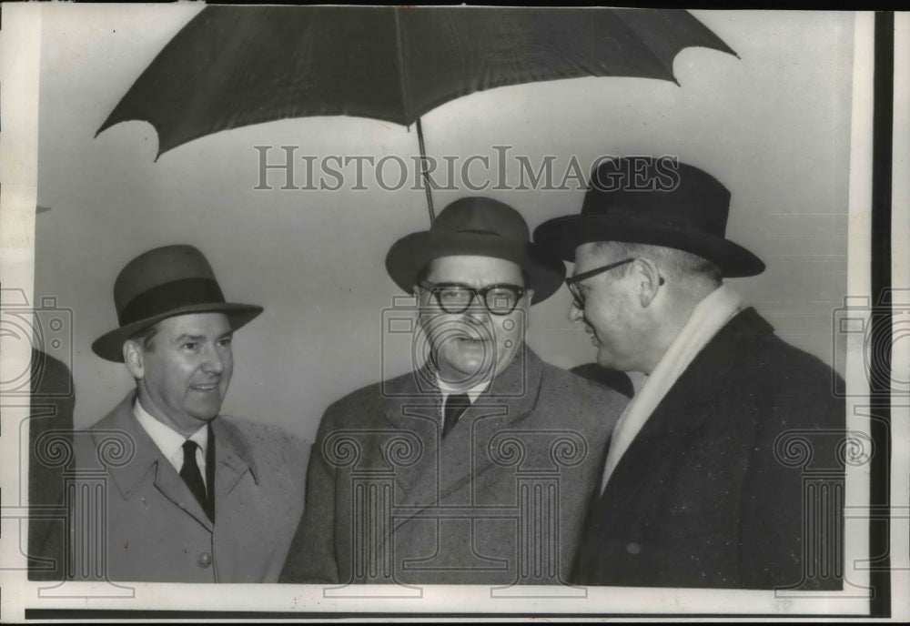 1957 Press Photo German Foreign Minister H. Brentano (C) He Arrives At Airport