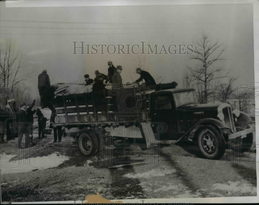1935 Press Photo Rescue Workers Unloading Truck Load Of Boats To Help Families