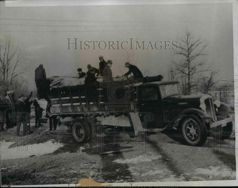 Load image into Gallery viewer, 1935 Press Photo Rescue Workers Unloading Truck Load Of Boats To Help Families
