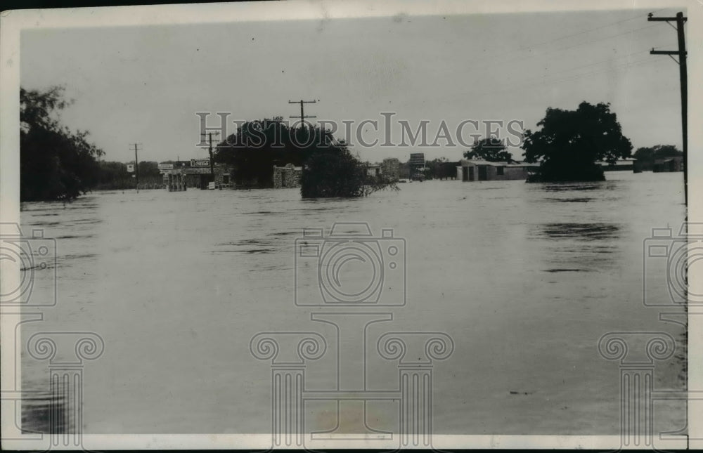 1936 Press Photo Highways Flooded 6-Feet Deep From Water of Leon Creek From Rain