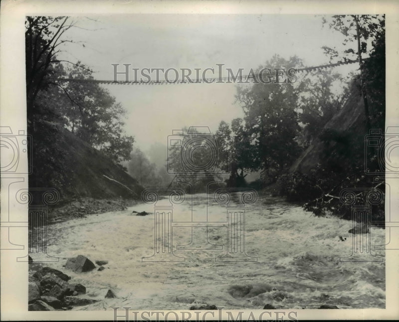 Load image into Gallery viewer, 1945 Press Photo Tracks of Erie Railroad over the Passaic River at Little Falls
