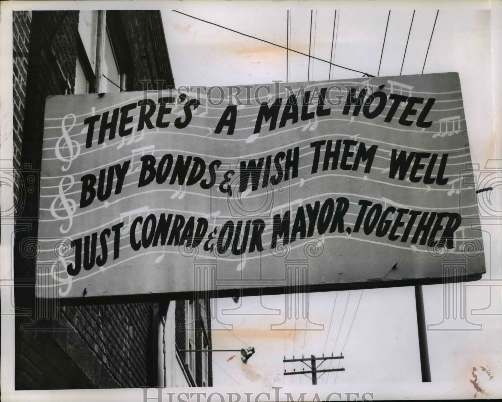 1959 Press Photo Latest Sign At Carnegie and E. 30th Put Up By The Simon People