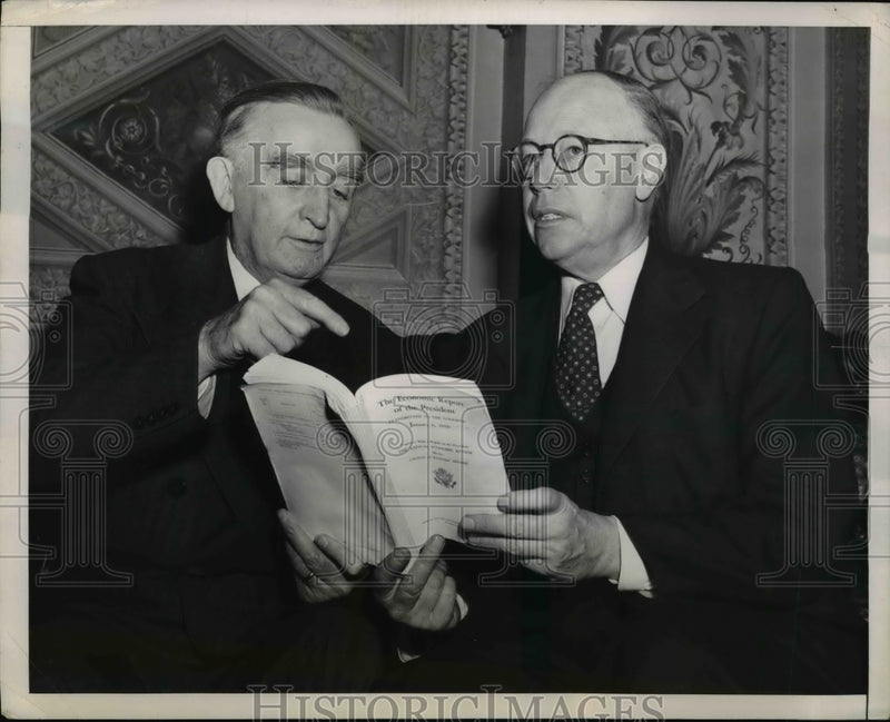 Load image into Gallery viewer, 1950 Press Photo Officials Discuss President Truman's Annual Economic Report
