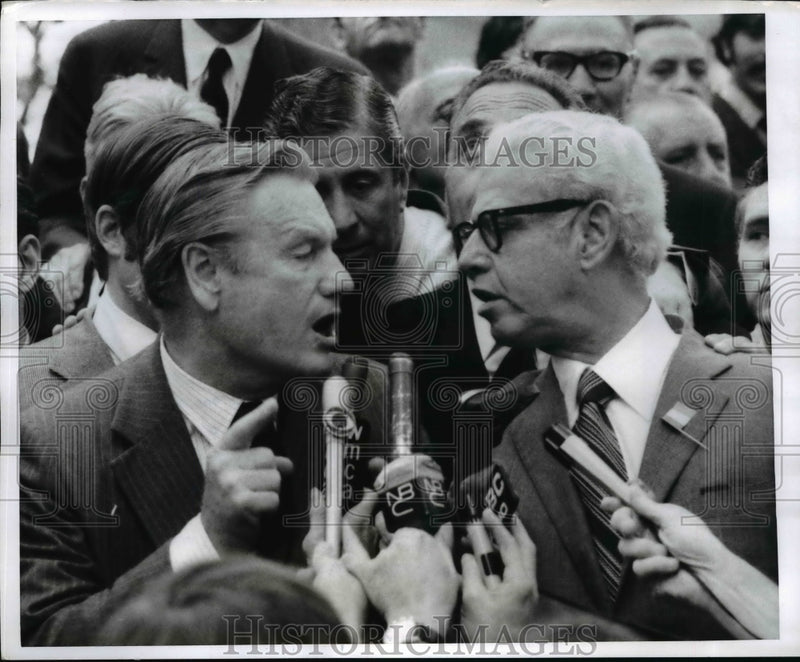 Load image into Gallery viewer, 1970 Press Photo Gov Rockefeller and A. Goldberg Chat During Columbus Day Parade
