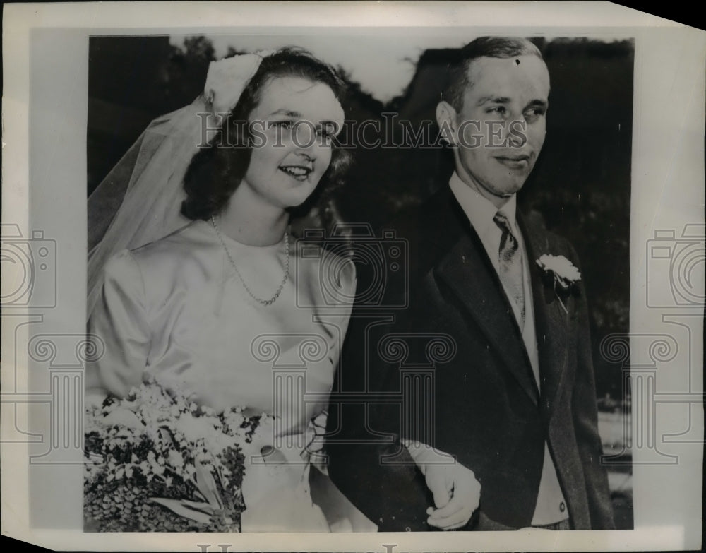 1947 Press Photo Lloyd Taft & Former Virgina Stone Leave Church After Wedding