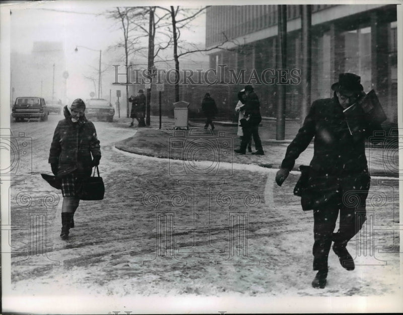 Load image into Gallery viewer, 1965 Press Photo Snow storm at Public Square Stouffers - nef12184
