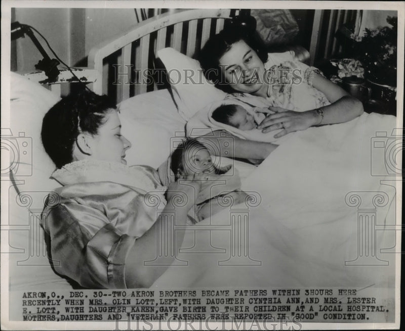Load image into Gallery viewer, 1947 Press Photo Wives of two Akron Brothrers gave birth at the same time
