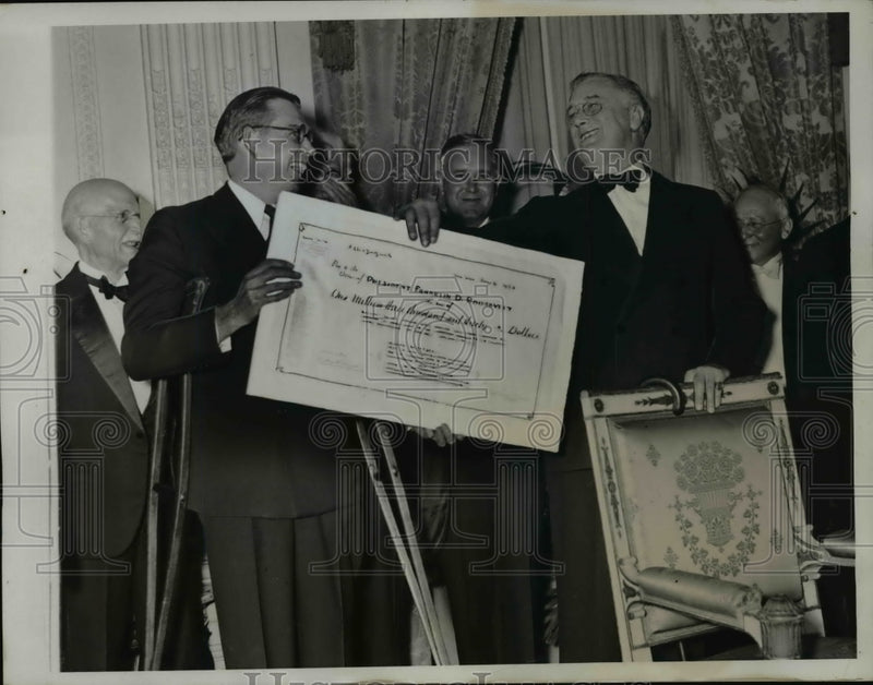 Load image into Gallery viewer, 1934 Press Photo Roosevelt turns over $1,000,000 for Warm Springs - nef12226
