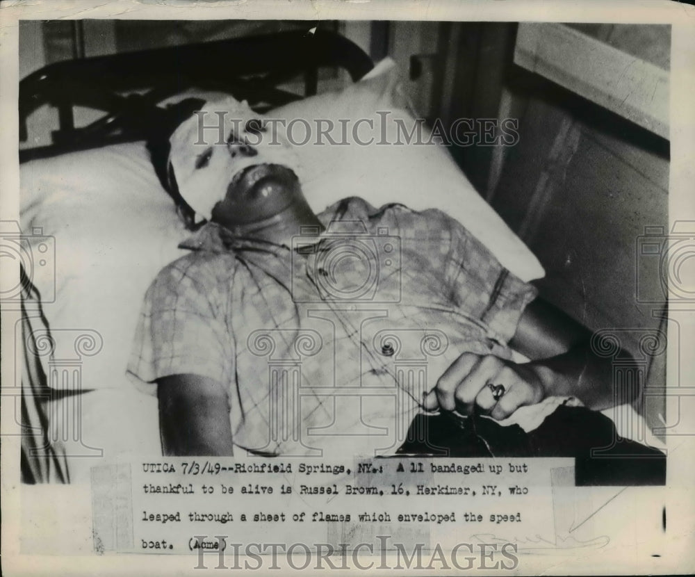 1949 Press Photo Russel Brown of N.Y leaped through flame from speed boat